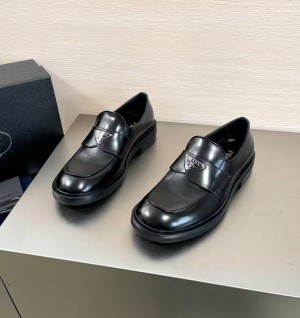 프라다 브러시드 레더로퍼 (남성용)