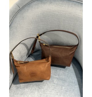 미우미우 25FW 나파 레더 파우치 숄더백 (컬러 오크, 브라운)