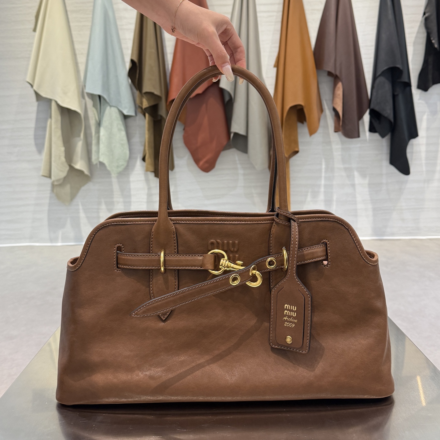 미우미우 아방뛰르 나파 가죽 라지 백 (컬러 오크)