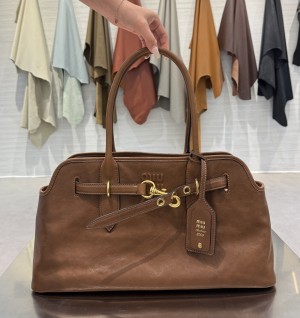 미우미우 아방뛰르 나파 가죽 라지 백 (컬러 오크)