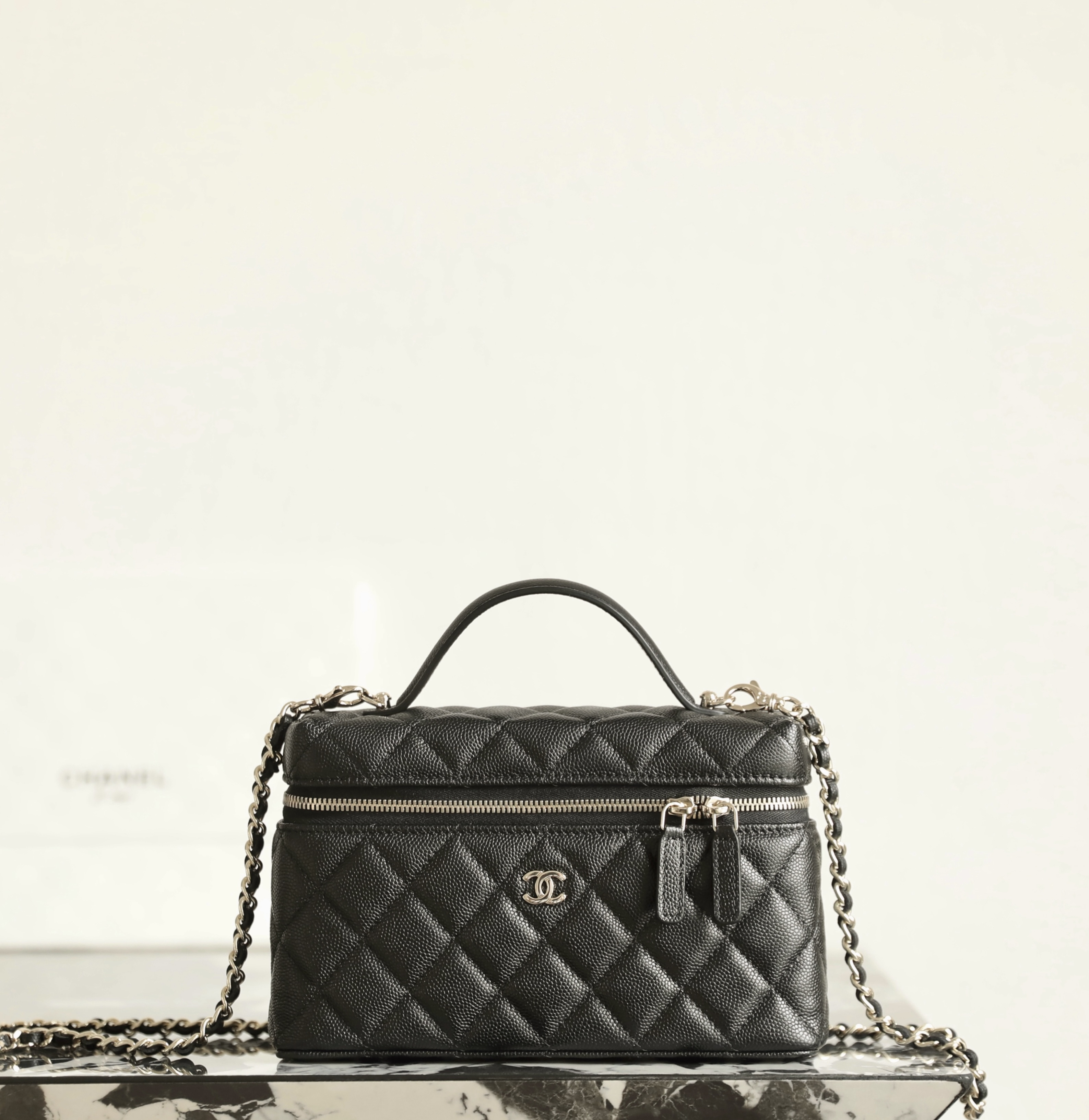 샤넬 탑핸들 포쉐트 베니티백 블랙 AP4385